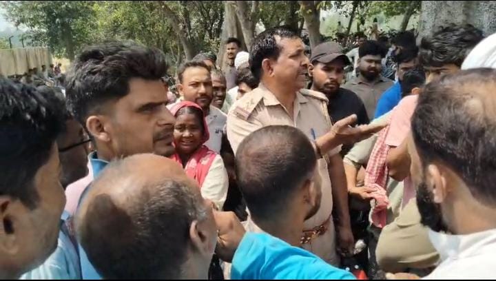 Ruckus created due to non-availability of cylinder, vehicle stopped