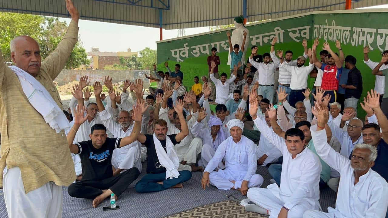 गांव बामला में पंचायत करते ग्रामीण। 