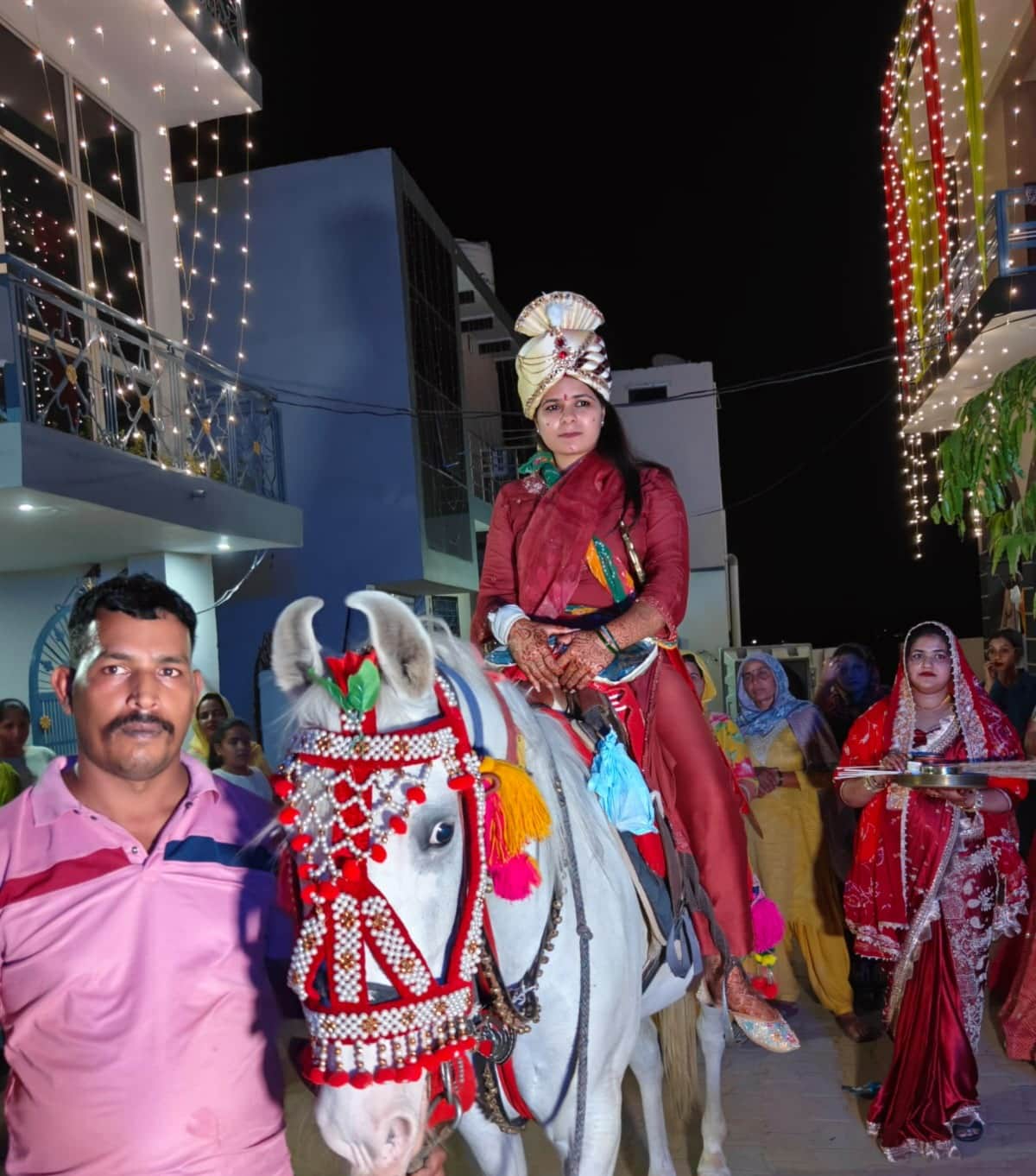 गांव खालेटा में घोड़ी पर निकाला जा रहा बनवारा। स्रोत : ग्रामीण