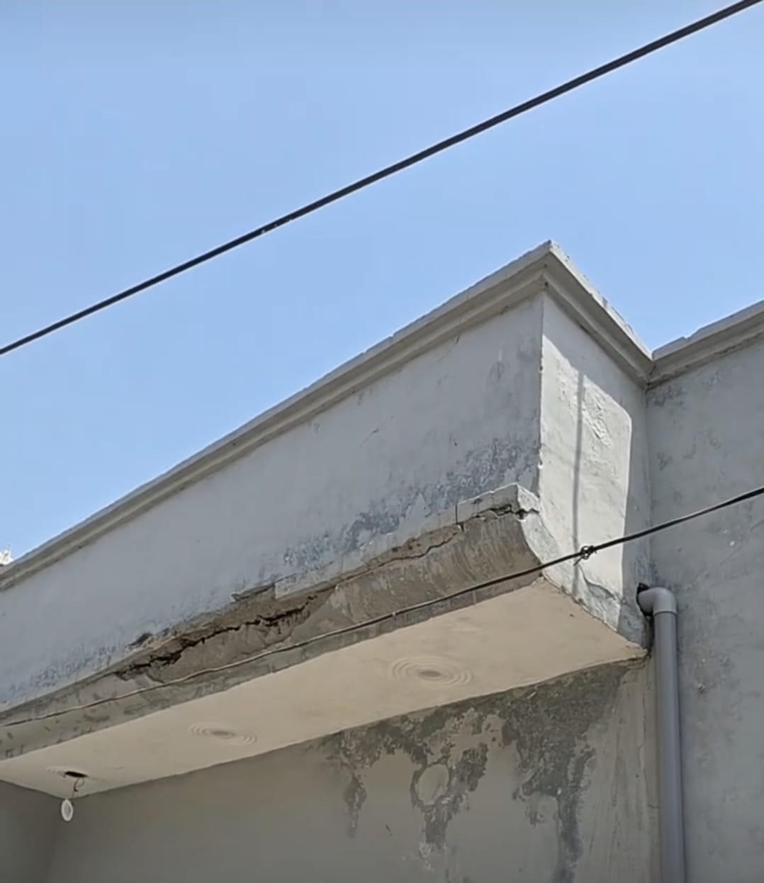A young man on the roof was struck by a high-tension line, and the explosion caused a crack in the house.