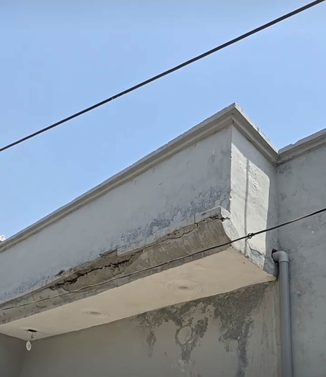 घर के उपर से निकालते हाईटेंशन तार स्वयं