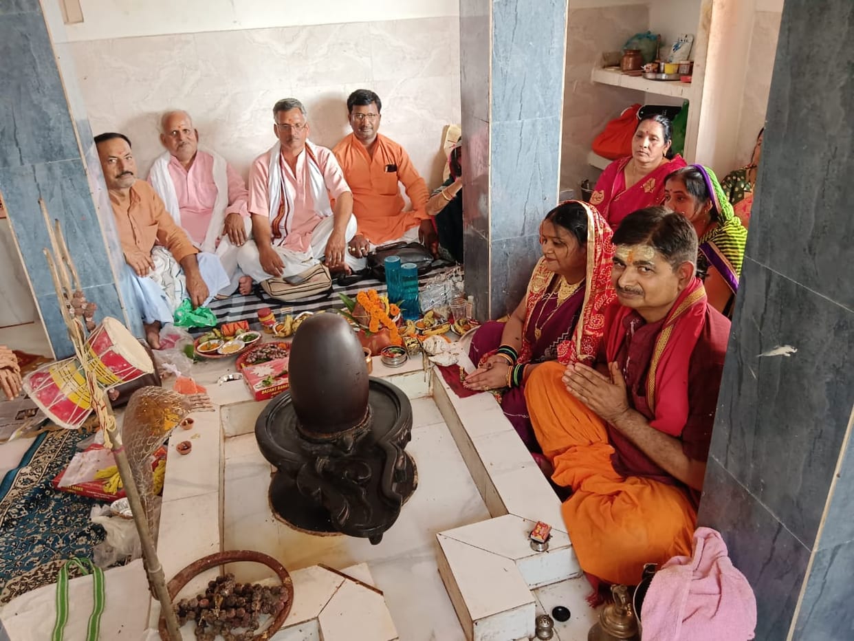Narmadeshwar Mahadev Adorned in Grand Splendor on Foundation Day