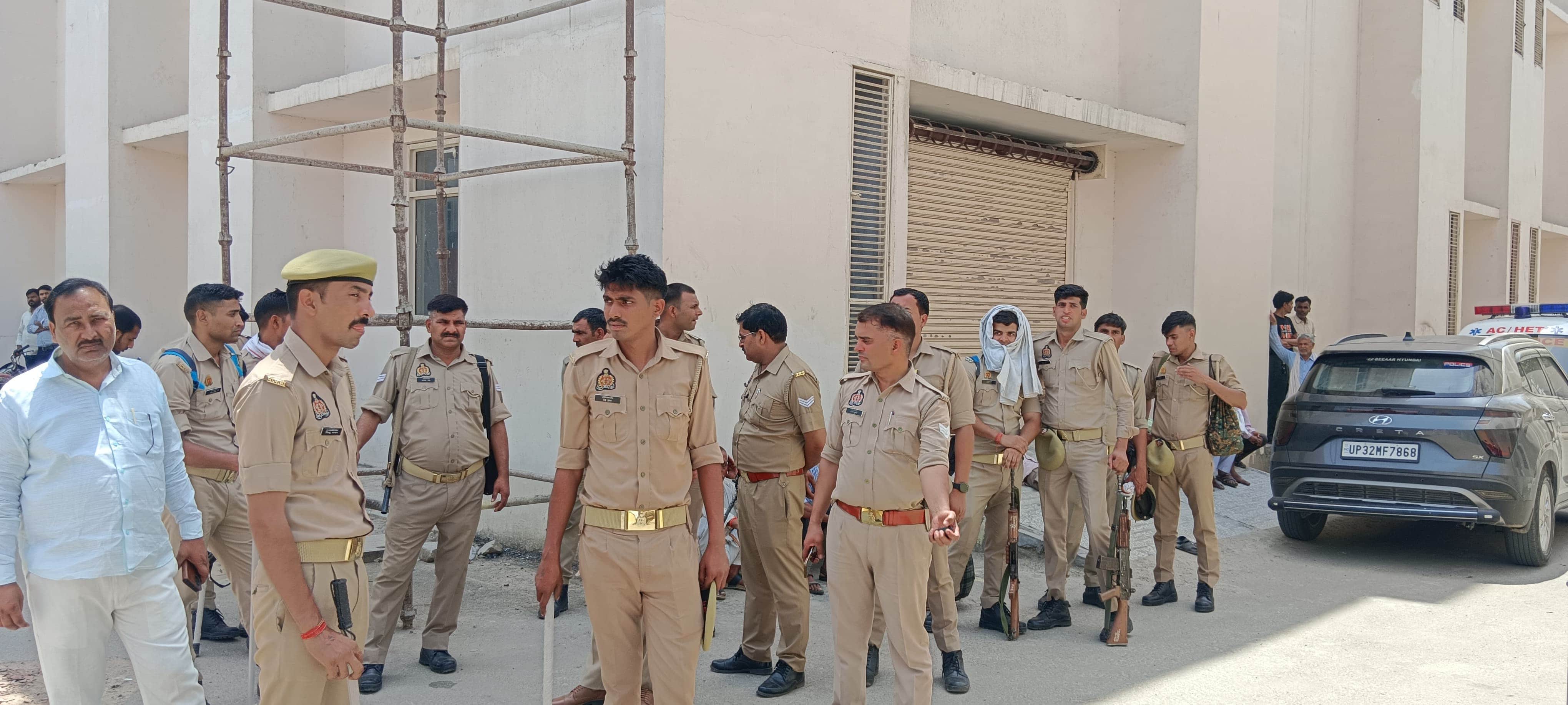 जिला अस्पताल के पोस्टमार्टम हाउस में मौजूद पुलिसकर्मी। संवाद