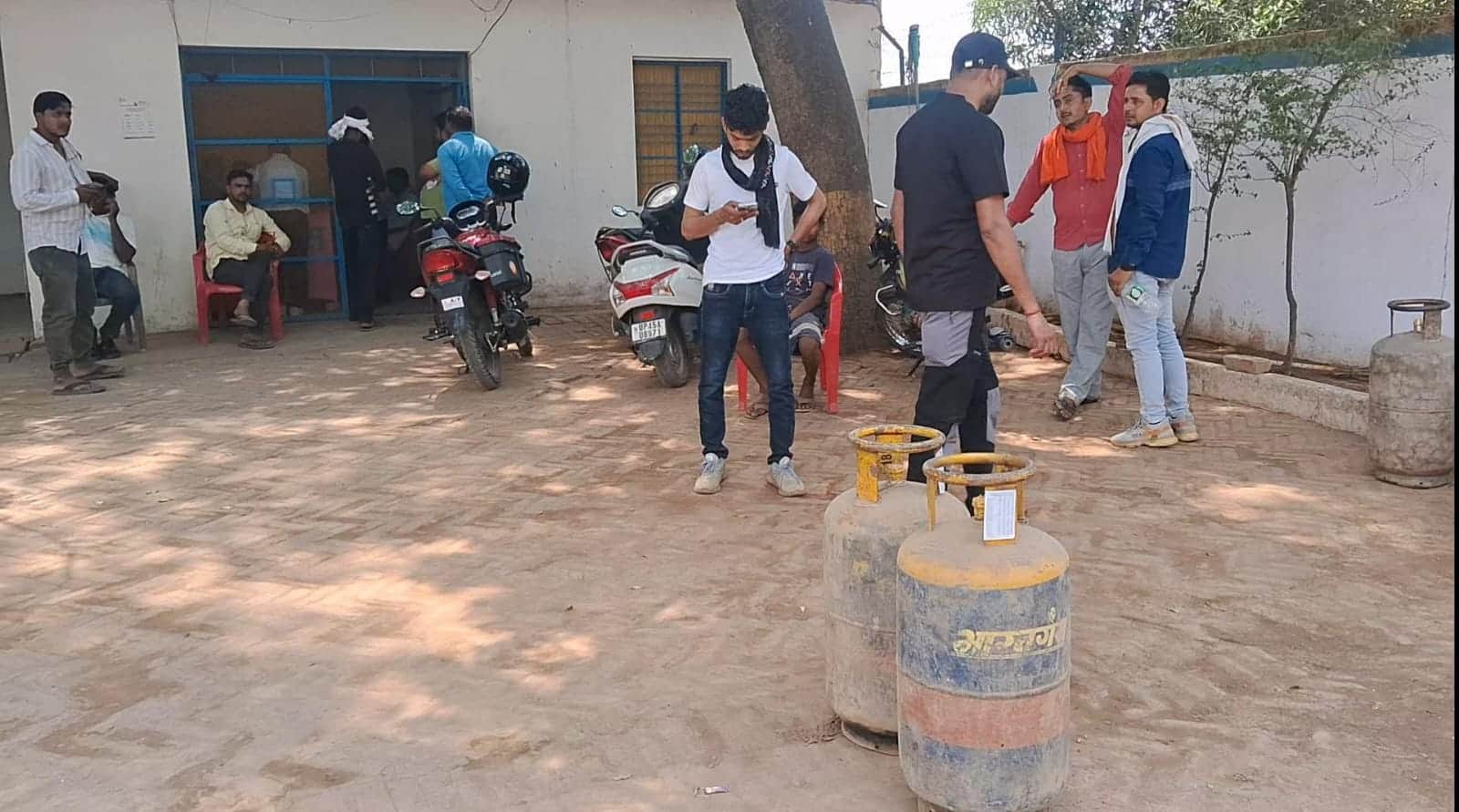 जलालपुर के नगपुर स्थित भारत गैस एजेंसी पर कमर्शियल गैस लेने के लिए मौजूद लोग।संवाद