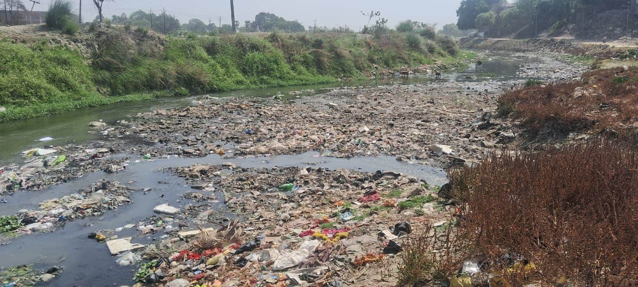 जलालपुर की तमसा नदी में अवैध निर्माण और गंदे नालों से बढ़ा प्रदूषण।संवाद