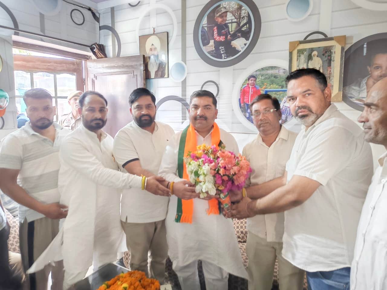 जिलाध्यक्ष प्रवीण लाठर का स्वागत करते भाजपा कार्यक्रता। संगठन