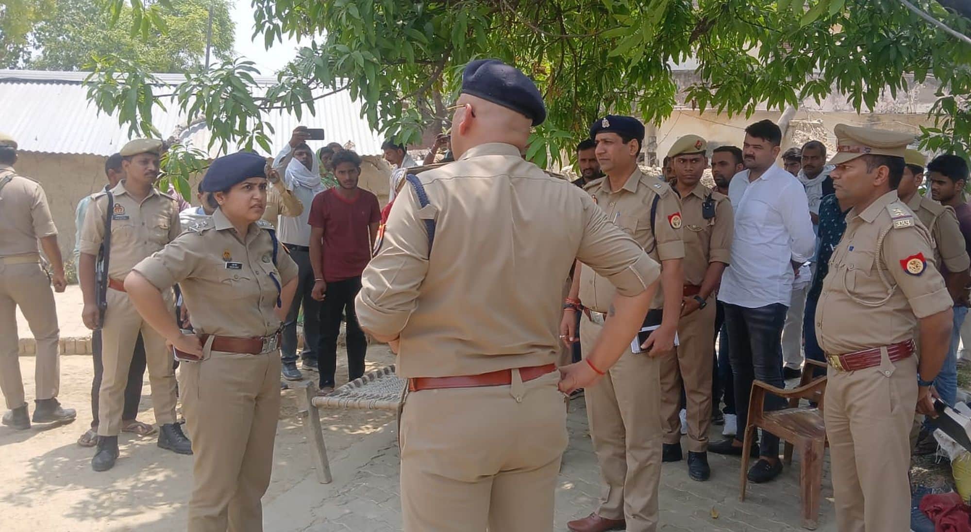 जैतपुर के आसापार गांव में घटना स्थल पर पुलिस अधिकारियों से बातचीत करतीं एसपी प्राची सिंह। संव