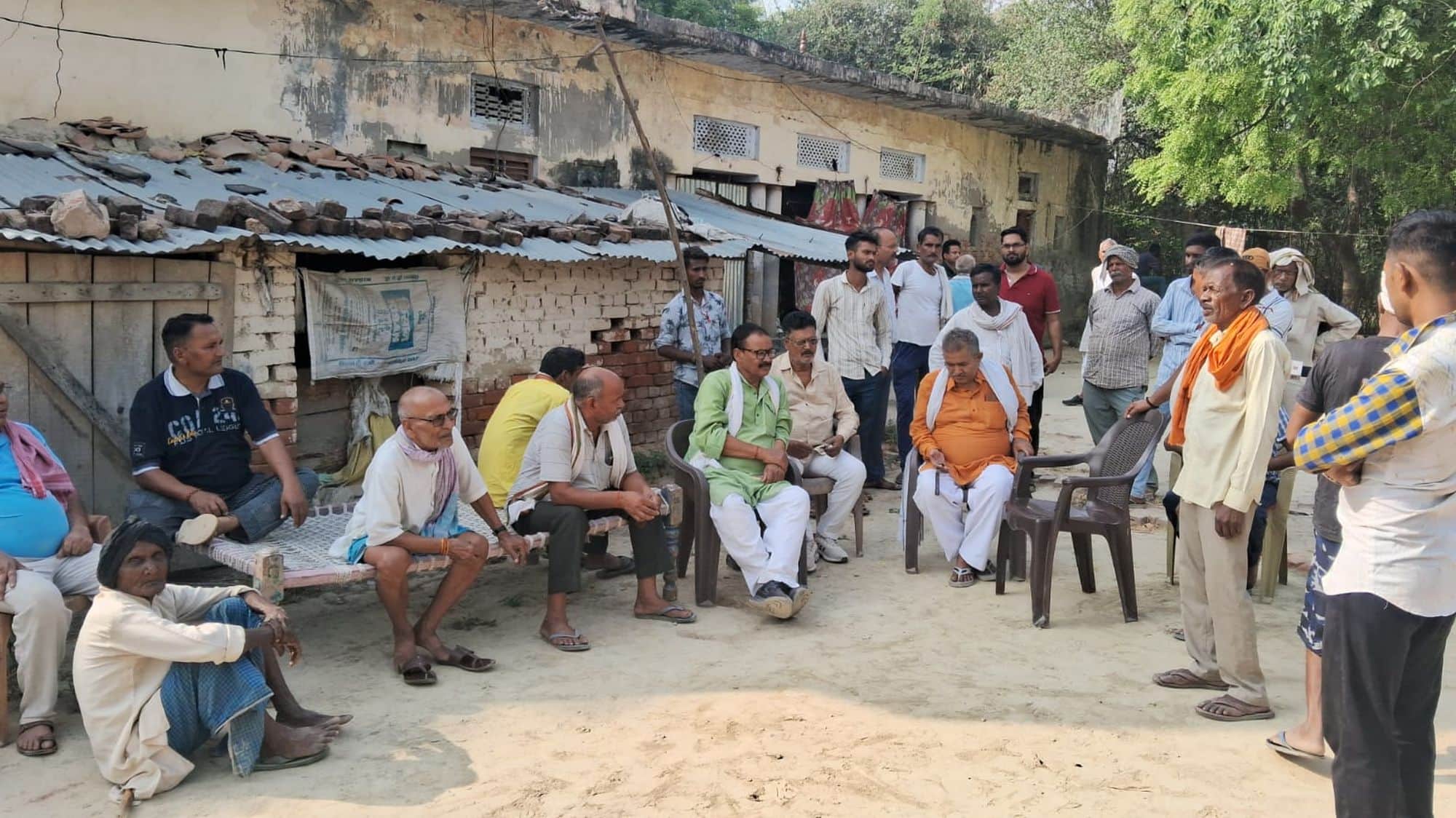 जैतपुर के आसापार गांव में मृतक के घर के बाहर मौजूद परिजन व ग्रामीण। संवाद