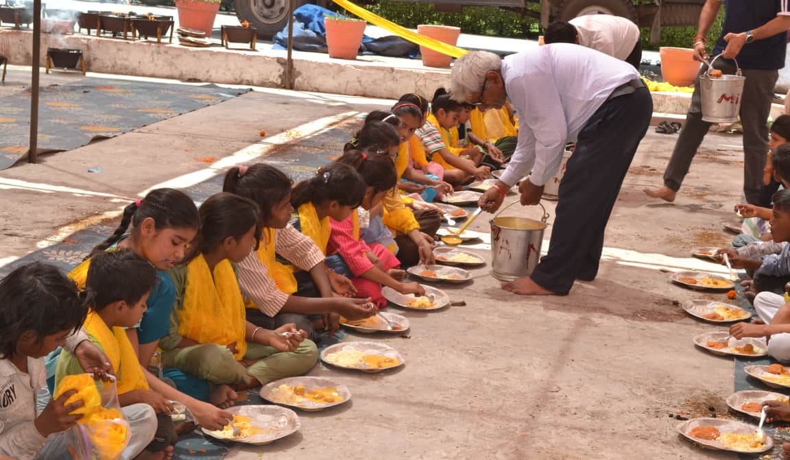 जय ओंकार सेवा समिति की ओर से आयोजित कार्यक्रम में कन्या पूजन करते श्रद्धालु। संवाद