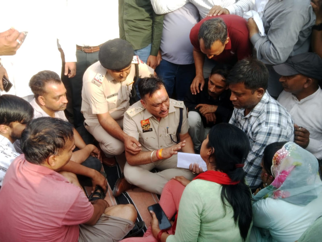 Anger erupted over the death of a youth, a jam was put in front of the police station.
