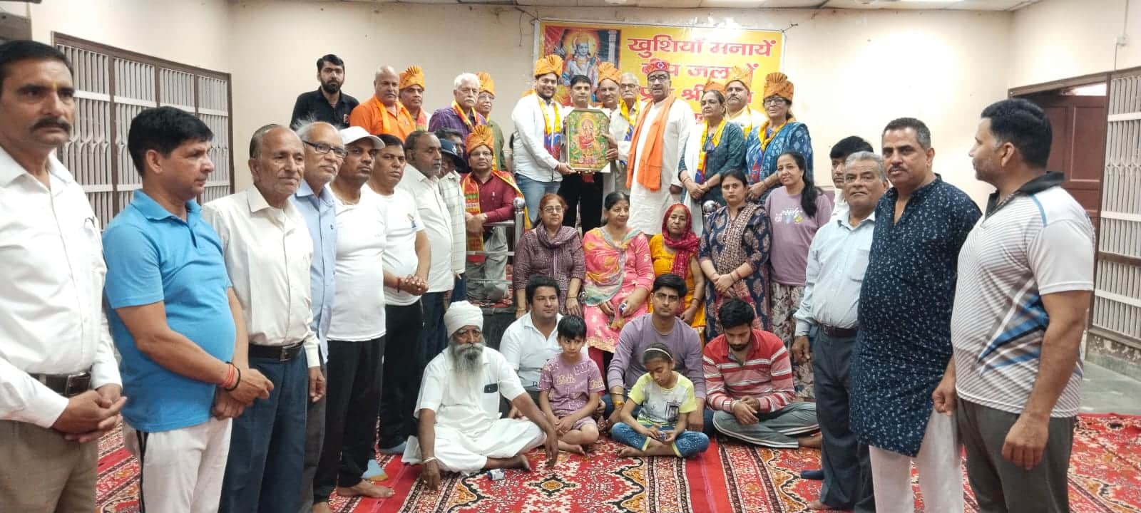 कार्यक्रम में एकमंच पर आए लोग। स्रोत : संस्था