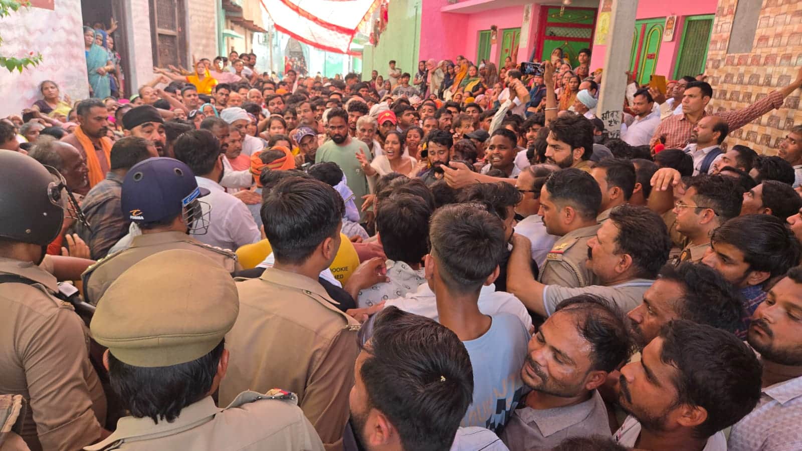 खुर्जा के पंजाबियान मोहल्ला में मृतकों के घर के बाहर उमड़ी भीड़। संवाद