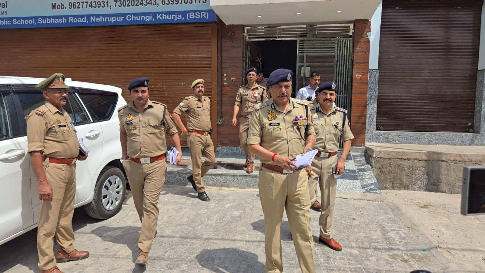 खुर्जा के सुभाष मार्ग पर स्थित जिम में हत्या की घटना के बाद जांच करने पहुंचे एडीजी व डीआईजी। सं