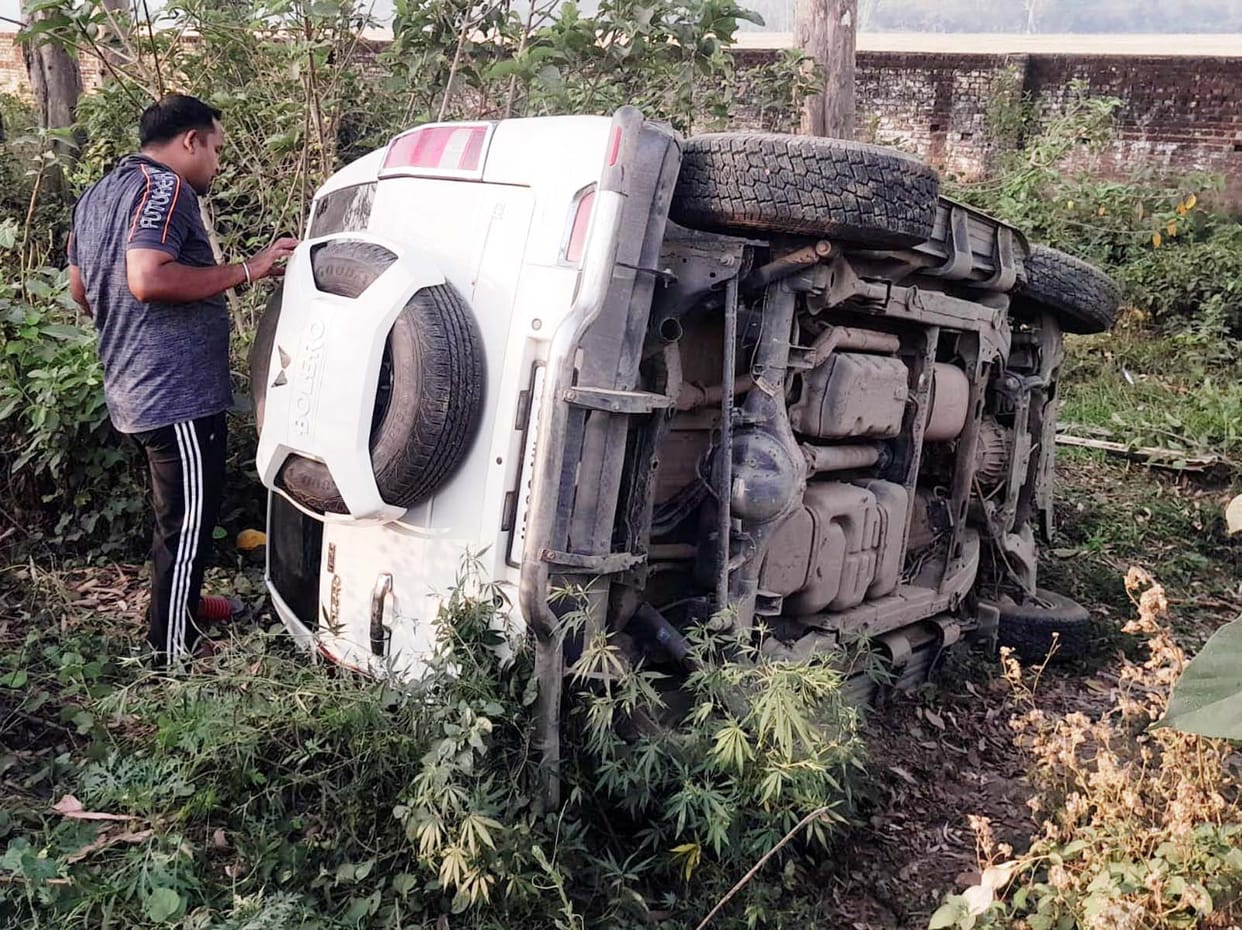 6 People, Including the Driver, Injured After Bolero Car Overturns into a Ditch