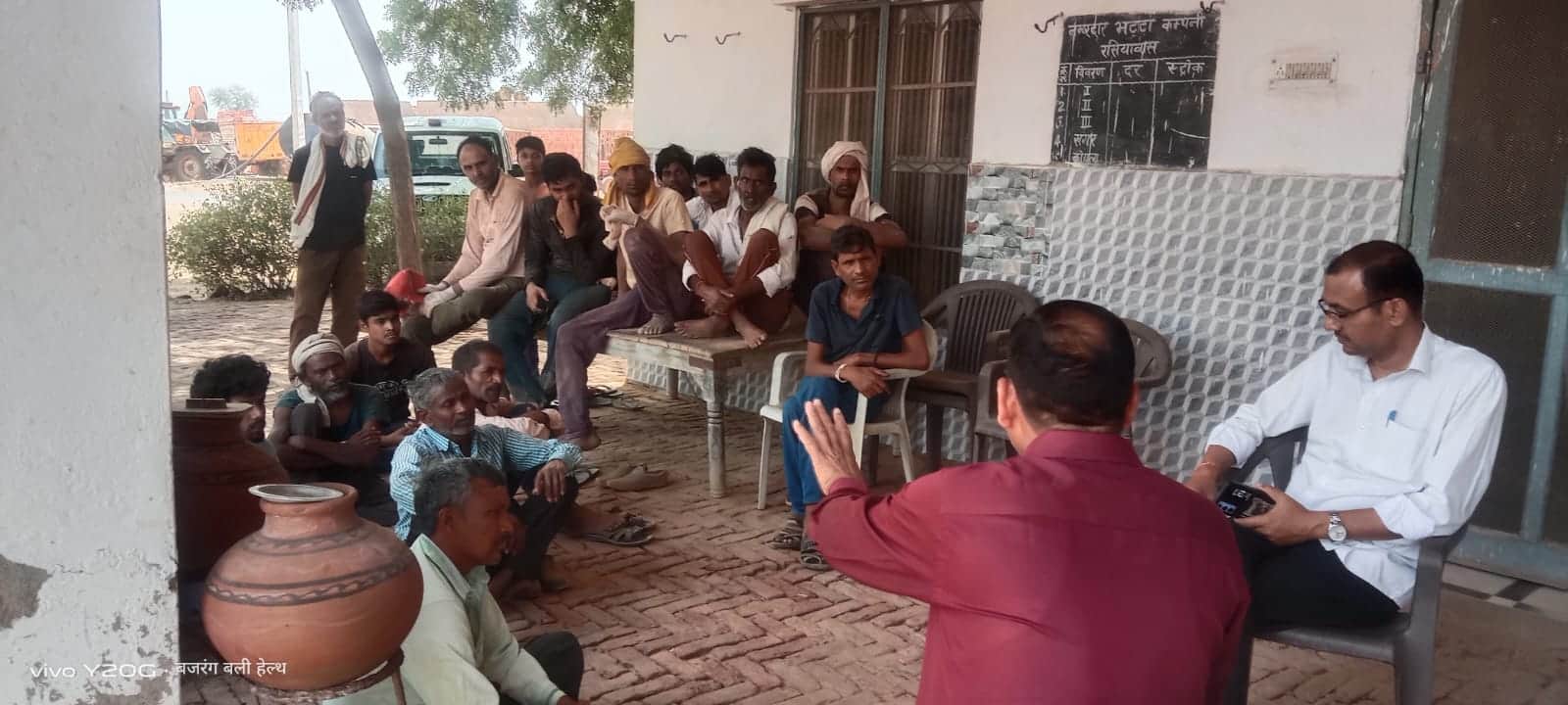 लोगों को नशे के खिलाफ जागरूक करती नशा मुक्ति टीम। स्रोत : पुलिस