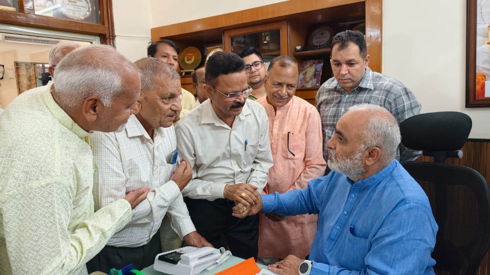 लोगों की समस्या सुनते विधायक जगमोहन आंनद। संगठन