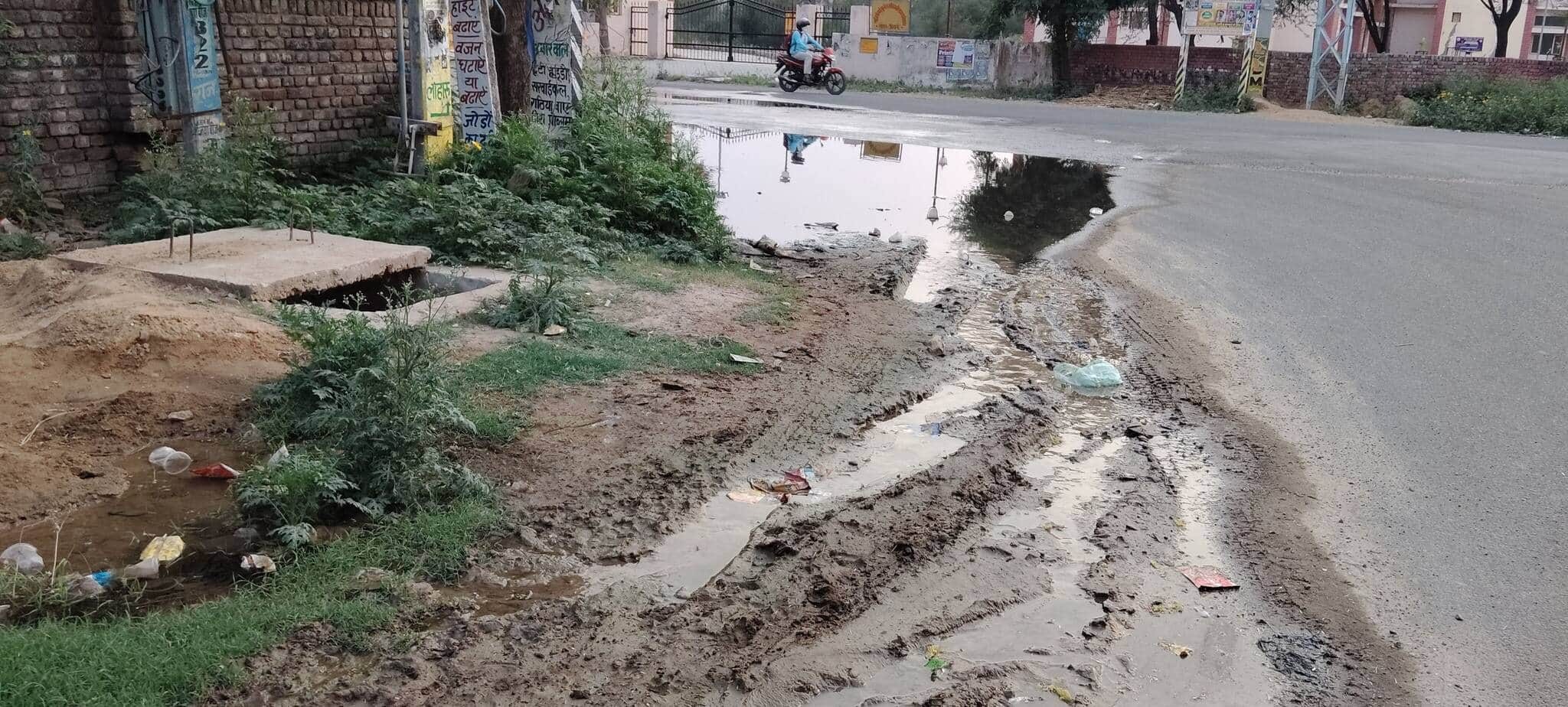 लोहारू में नेशनल हाईवे 709 सड़क पर जमा गंदा पानी।