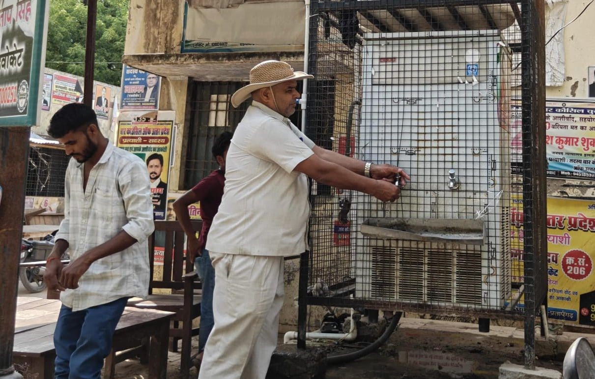 लालगंज तहसील परिसर में स्थित वाटर कूलर पर्याप्त पानी नहीं। संवाद