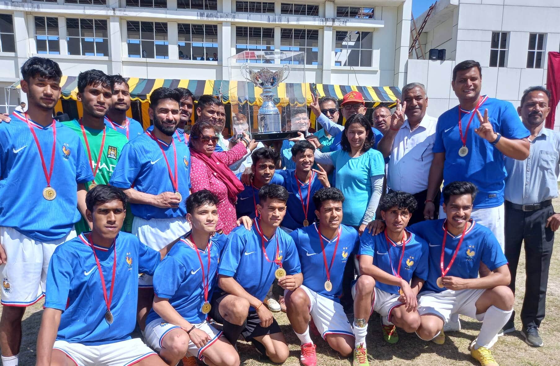 लैंसडौन में खेले गए शरद चंद्र धूलिया मेमोरियल फुटबाल टूर्नामेंट की विजेता टीम चैंपियन ट्रॉफी के