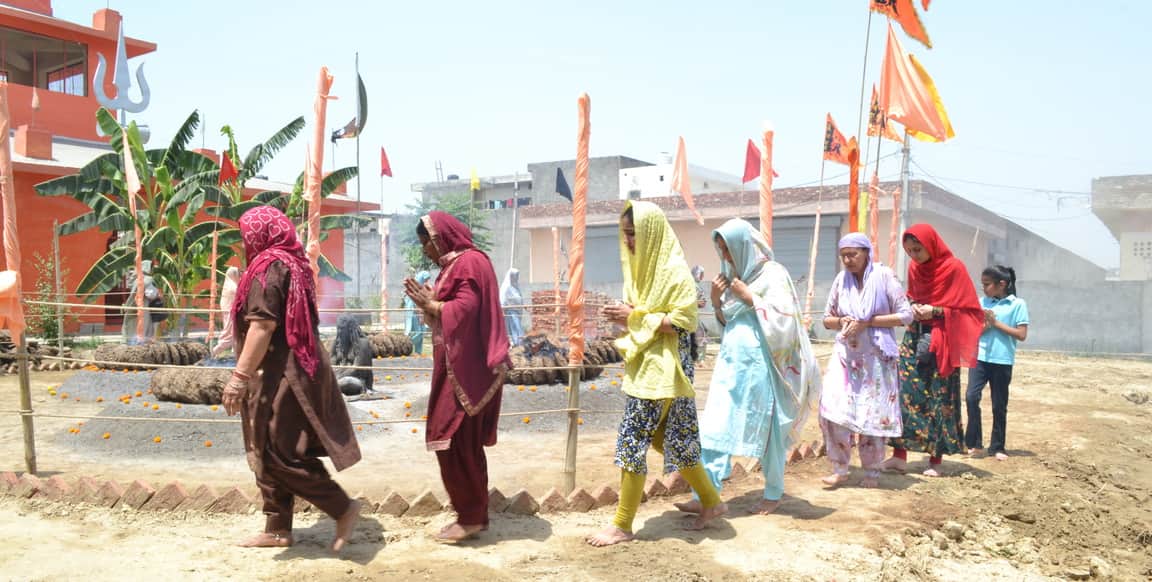 महंत मस्त गिरी अखाड़े में पंच धुणी तपस्या में बैठ महंत प्रह्लाद गिरी महाराज और धुणे की परिक्रमा