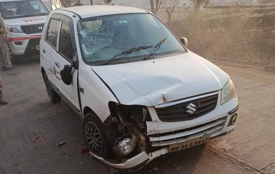 मौके पर खड़ी दुर्घनाग्रस्त कार।