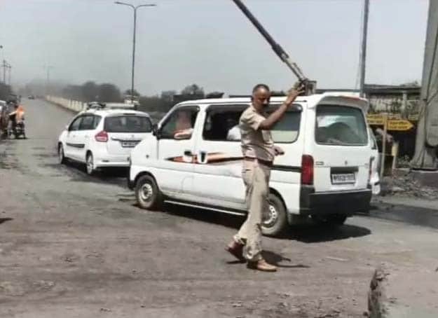मोरवा पुलिस जाम खुलवाते हुए