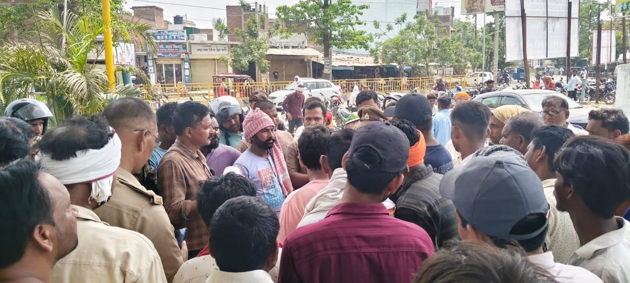 Consumers staged a protest by blocking roads after not receiving gas cylinders.