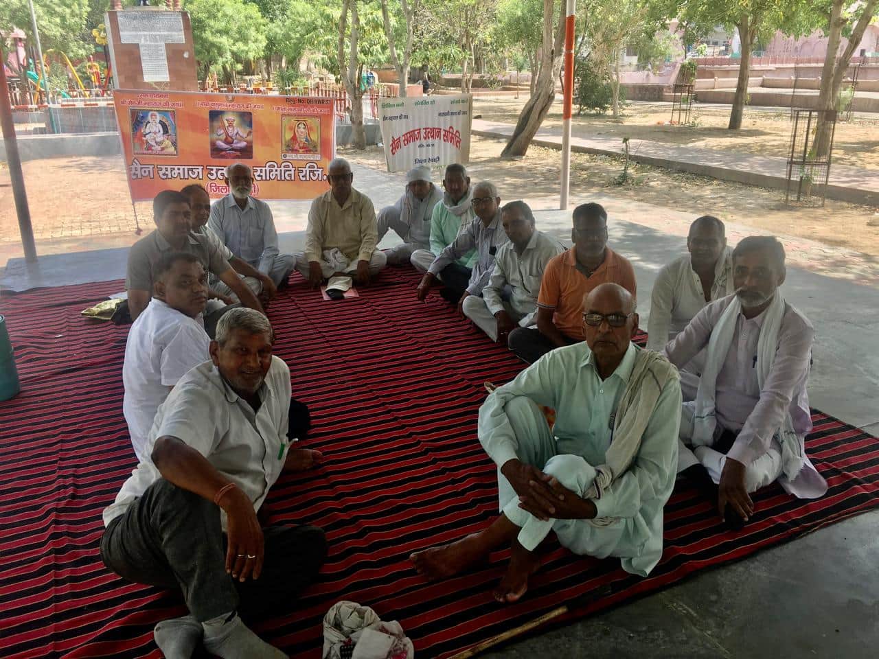 नेताजी सुभाष चंद्र पार्क में बैठक करते संस्था के पदाधिकारी। स्रोत : संस्था