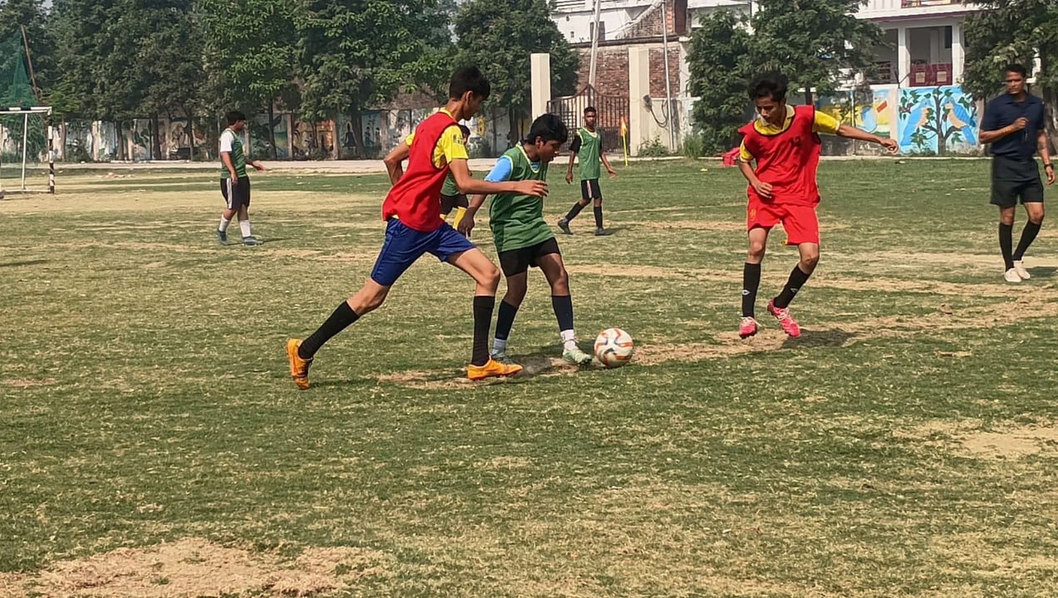 पल्हरीह स्थित जेब्ररा पार्क में आयोजित फुटबॉल प्रतियोागिता में प्रतिभाग करते खिलाड़ी