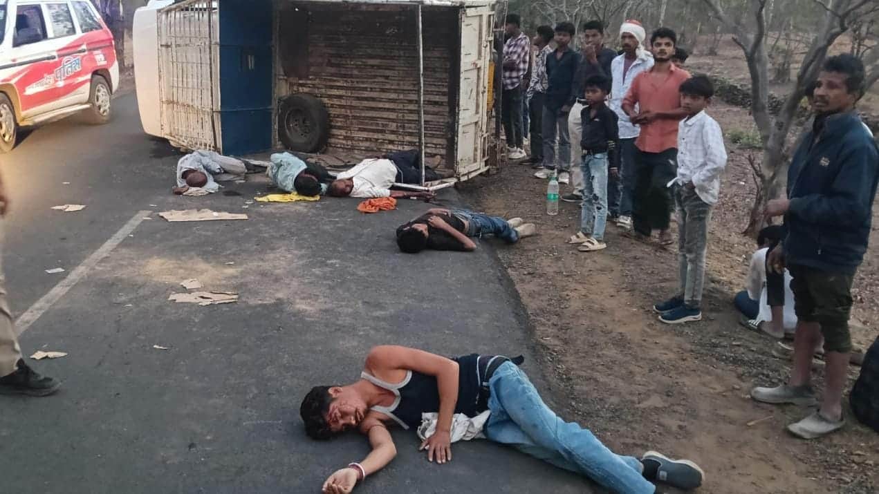 पलटा पिकअप घायल सड़क पर।