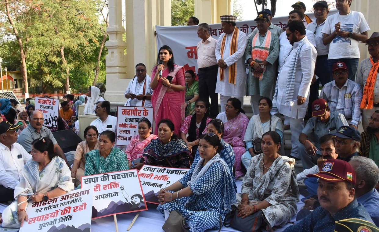 Demonstration in support of the mayor, protest march carried the tricolor