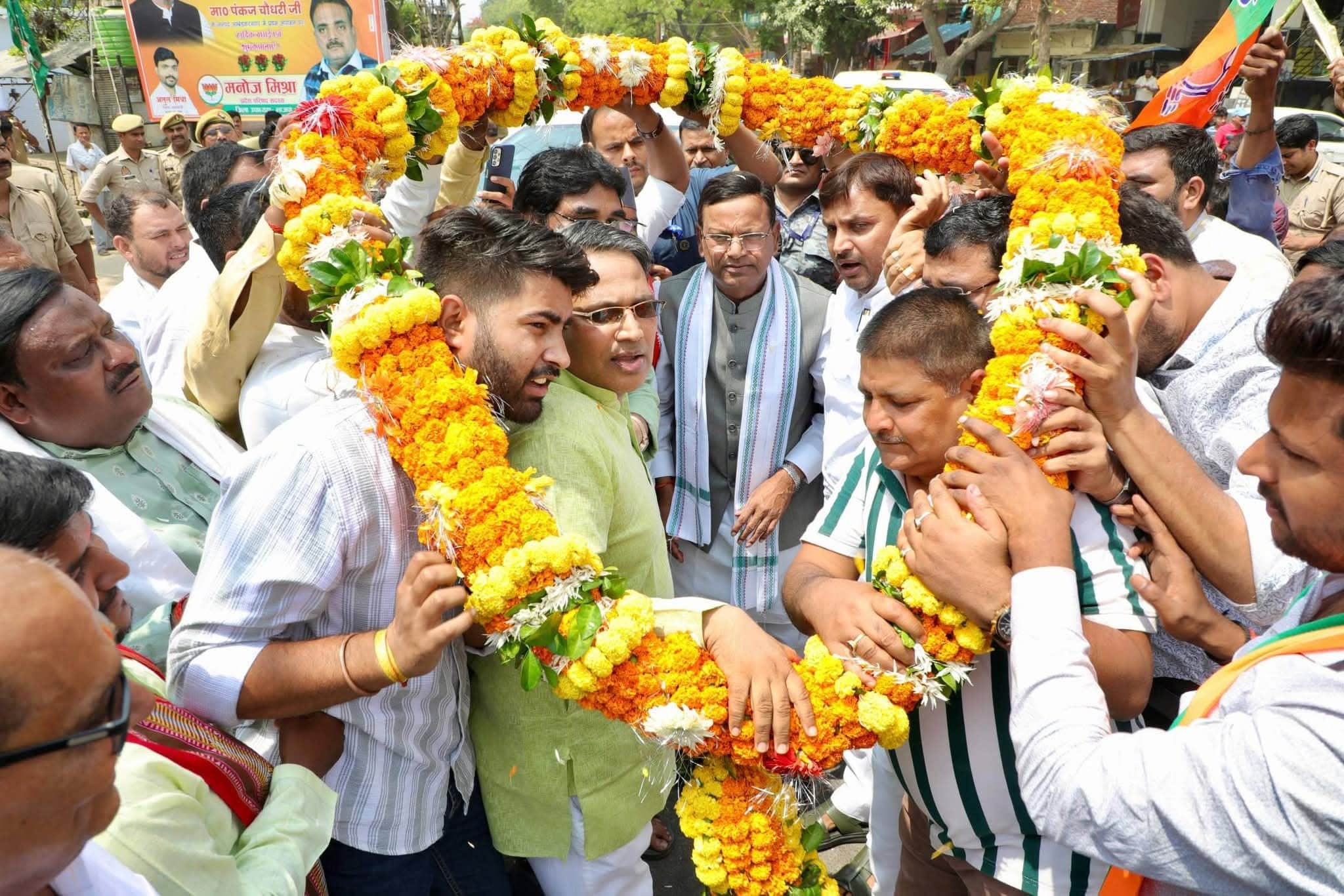  प्रदेश अध्यक्ष का स्वागत करते पार्टी के पदाधिकरी। संवाद