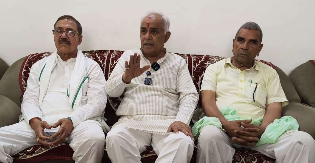 पत्रकार वार्ता को संबोधित करते पूर्व विधायक डॉ. वासुदेव शर्मा।