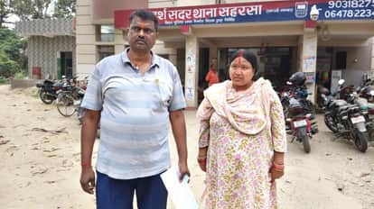 पीड़ित दम्पति। चोरी के बाद बिखरा पड़ा गोदरेज