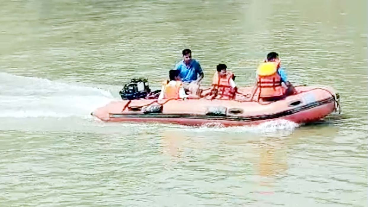 No trace found even on the second day of Rashid from Nigohi, who drowned in the Sharda Canal.