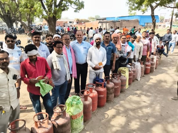 Waited in line for two hours in the scorching sun, yet still did not get a cylinder.