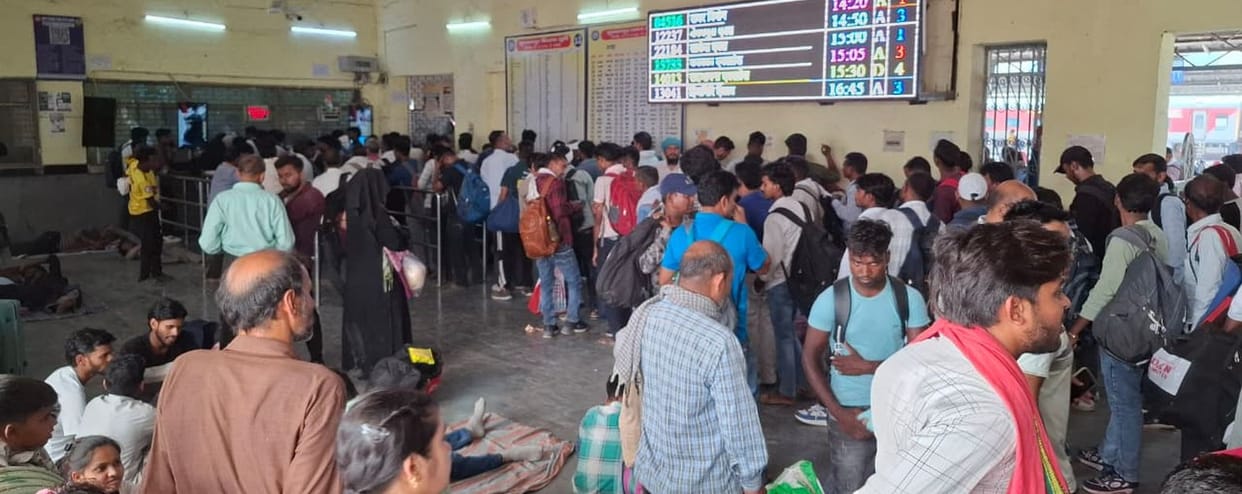 Crowds gathered at the bus stand and railway station as soon as the paper was released.
