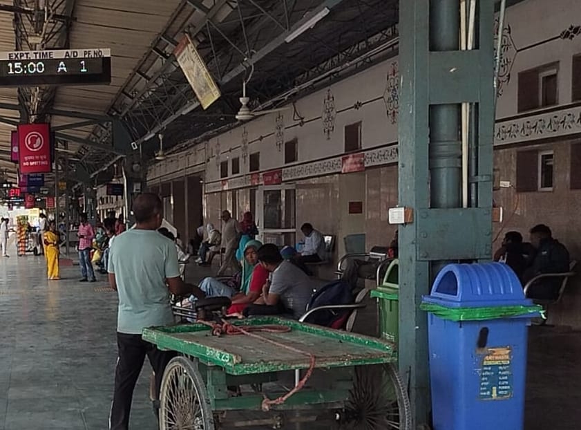 Long distance trains are running late, passengers are facing problems in the heat.