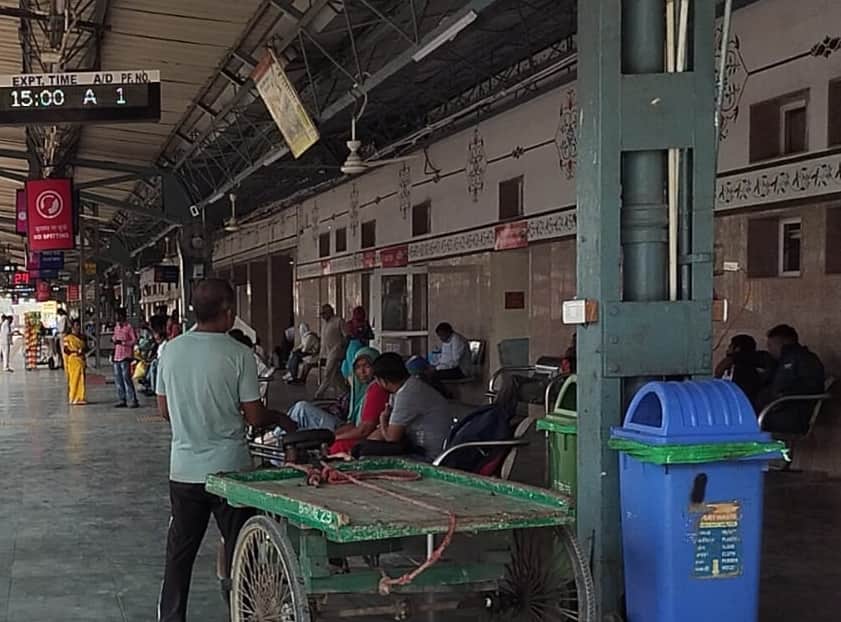 रेलवे स्टेशन पर ट्रेनों का इंतजार करते यात्री।
