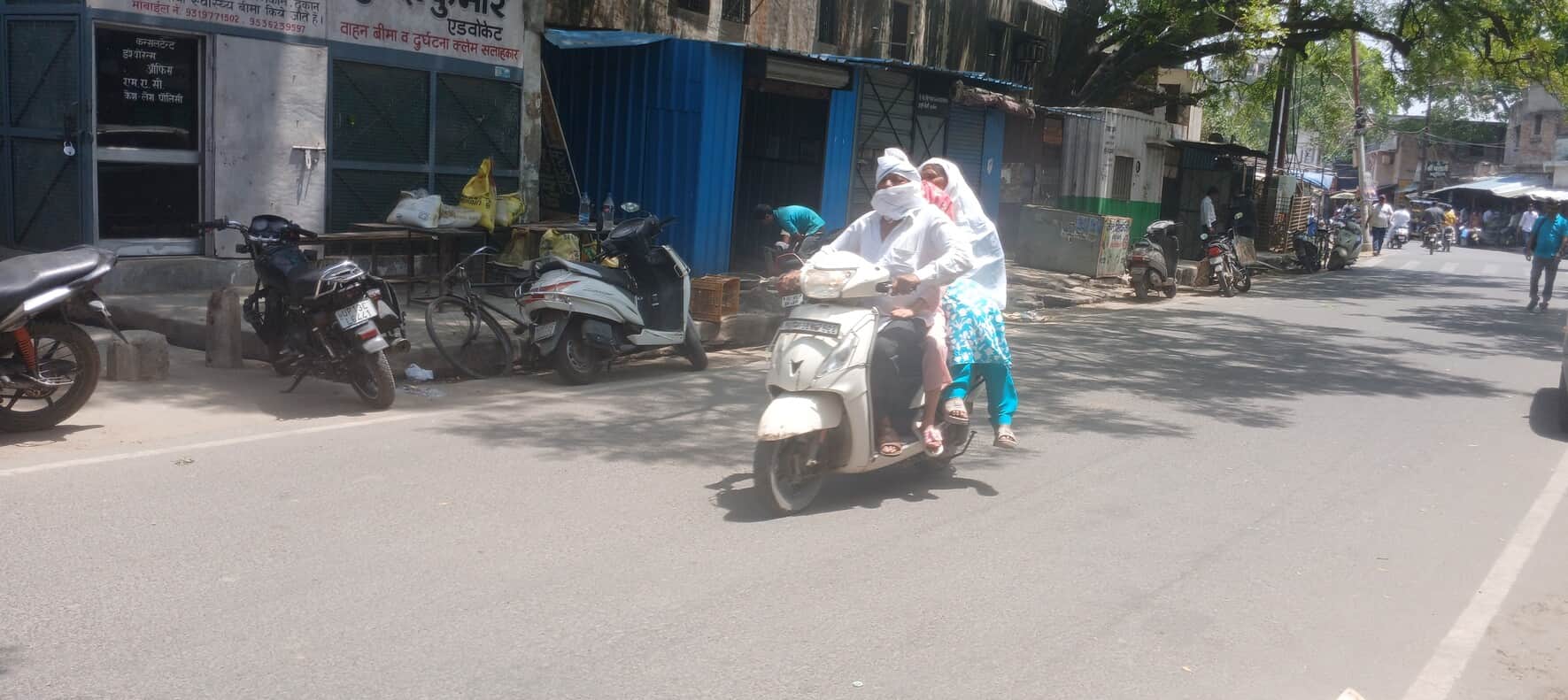 रविवार दोपहर के समय इस तरह रहा शनिदेव मंदिर मार्ग का हाल। संवाद