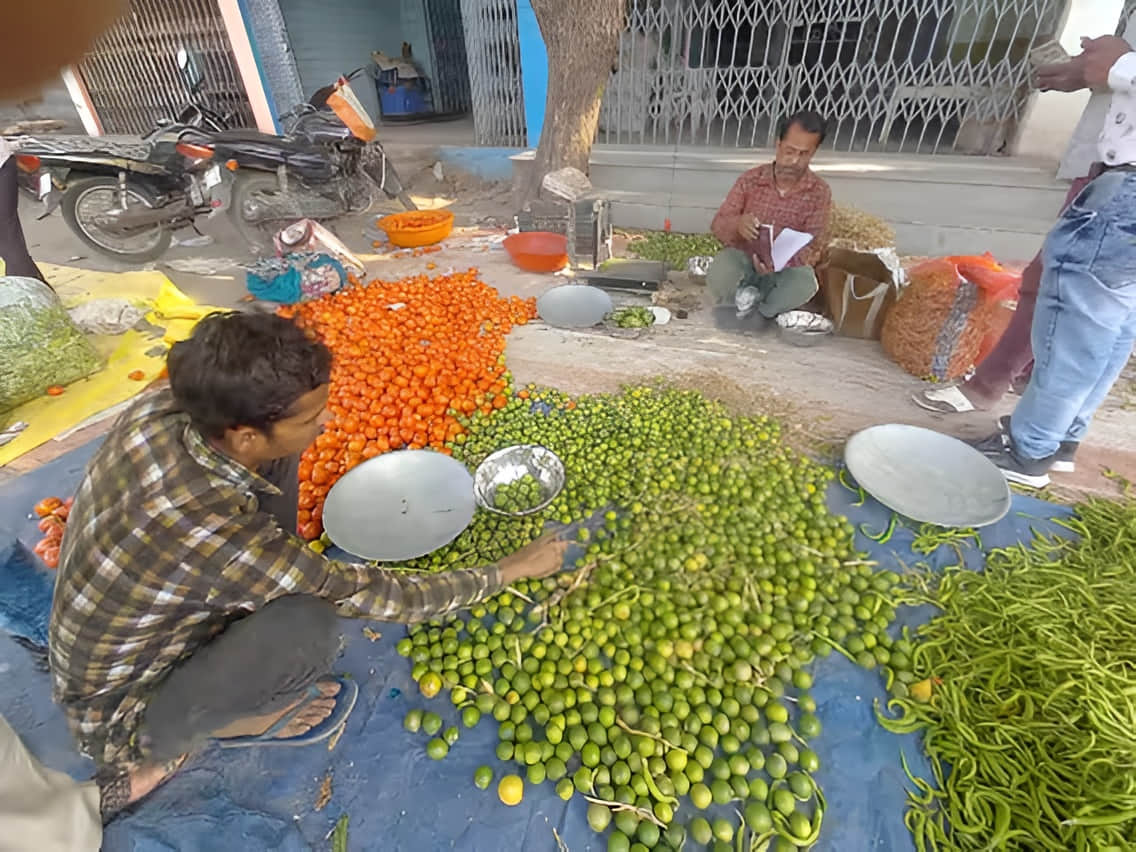 सब्जी मंडी में नींबू खरीदता ग्राहक। संवाद