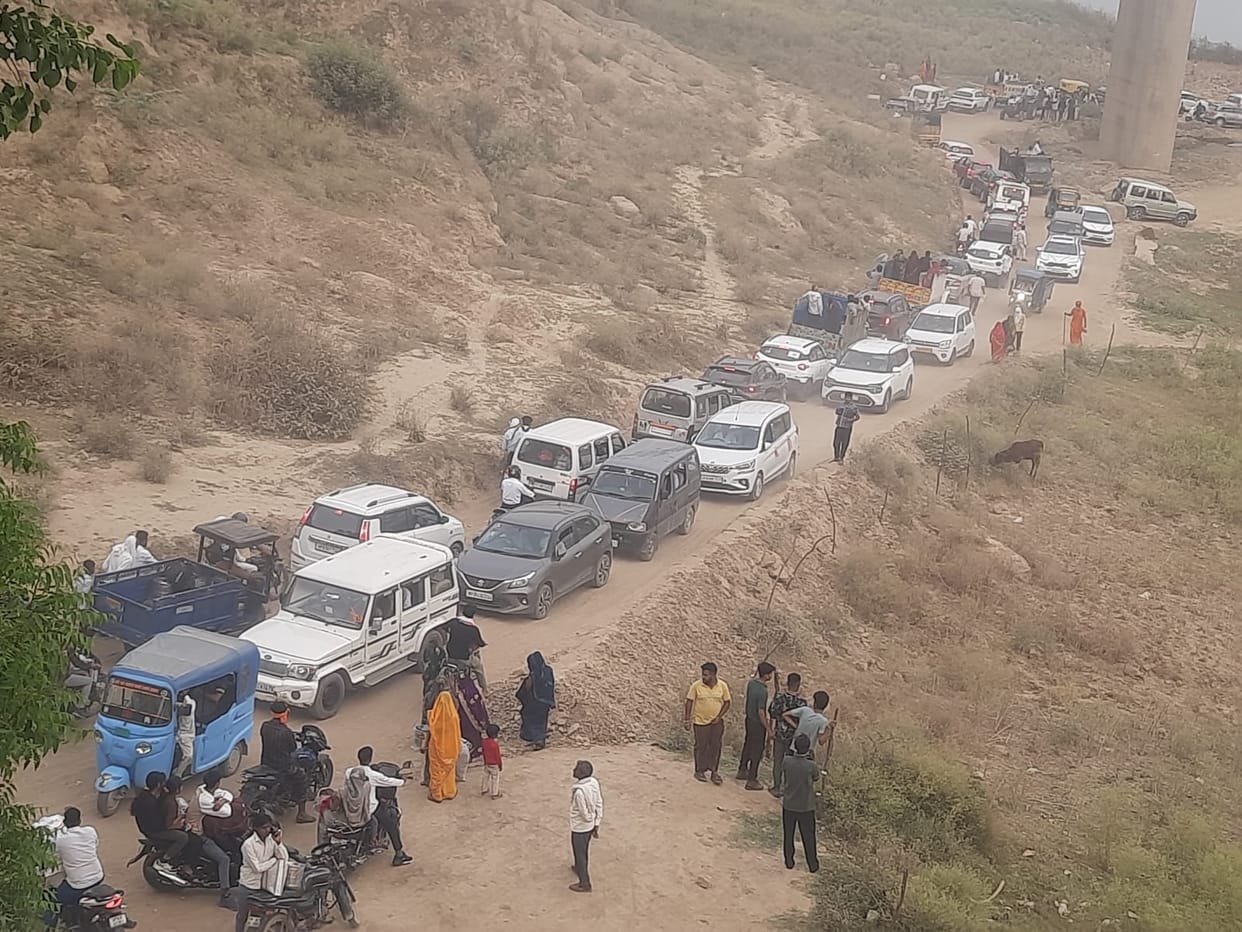 Traffic on the pontoon bridge came to a halt, leaving wedding guests and passengers stranded for hours.