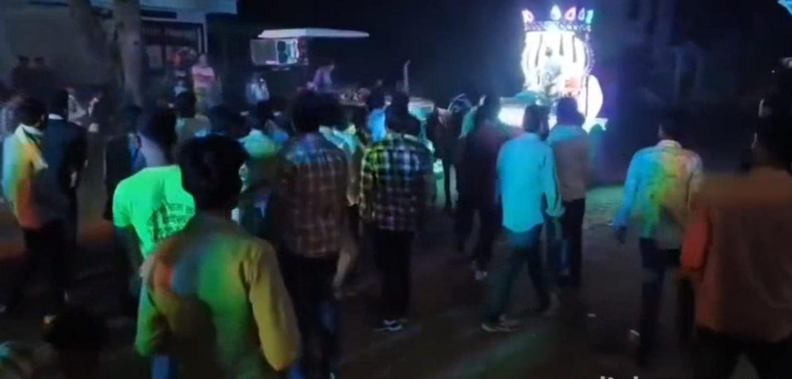 साइड नहीं मिली तो बारात पर चढ़ाया ट्रैक्टर