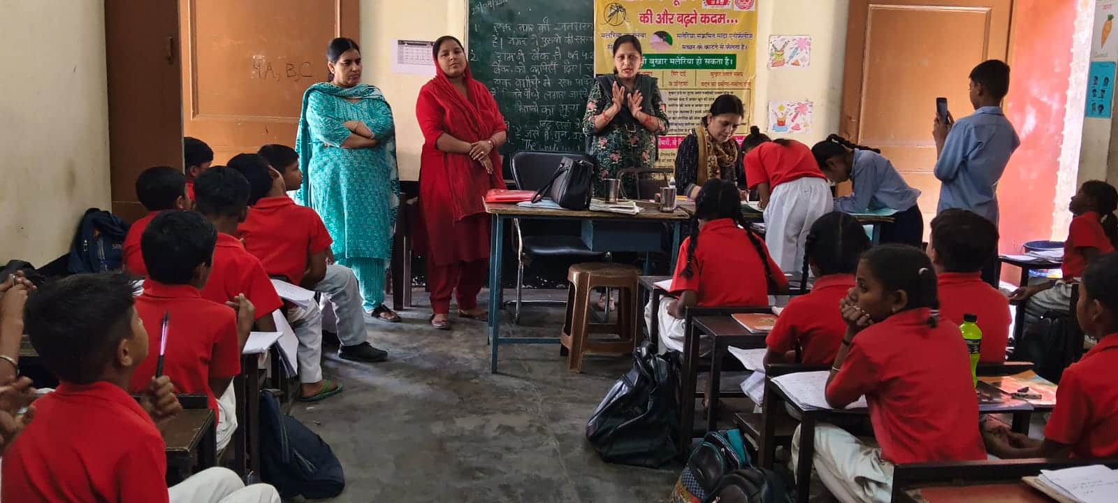 स्कूल मे जागरूकता कार्यक्रम चलाते स्वास्थ्य विभाग के अधिकारी। विभाग