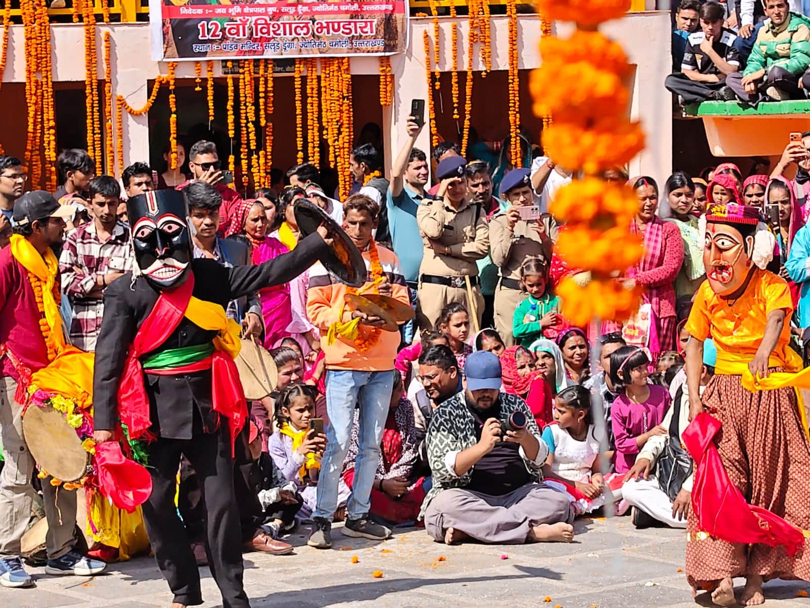 सलूड़-डुंगरा में रम्माण के दौरान मुखौटा नृत्य करते कलाकार। संवाद
