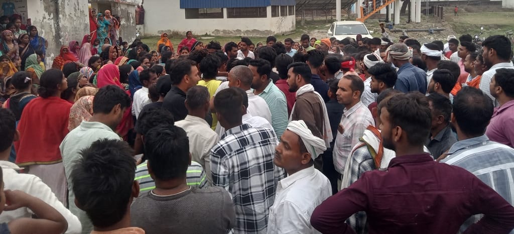 As soon as the bodies of the mother and daughter reached Semra Raja, there was screaming and crying.