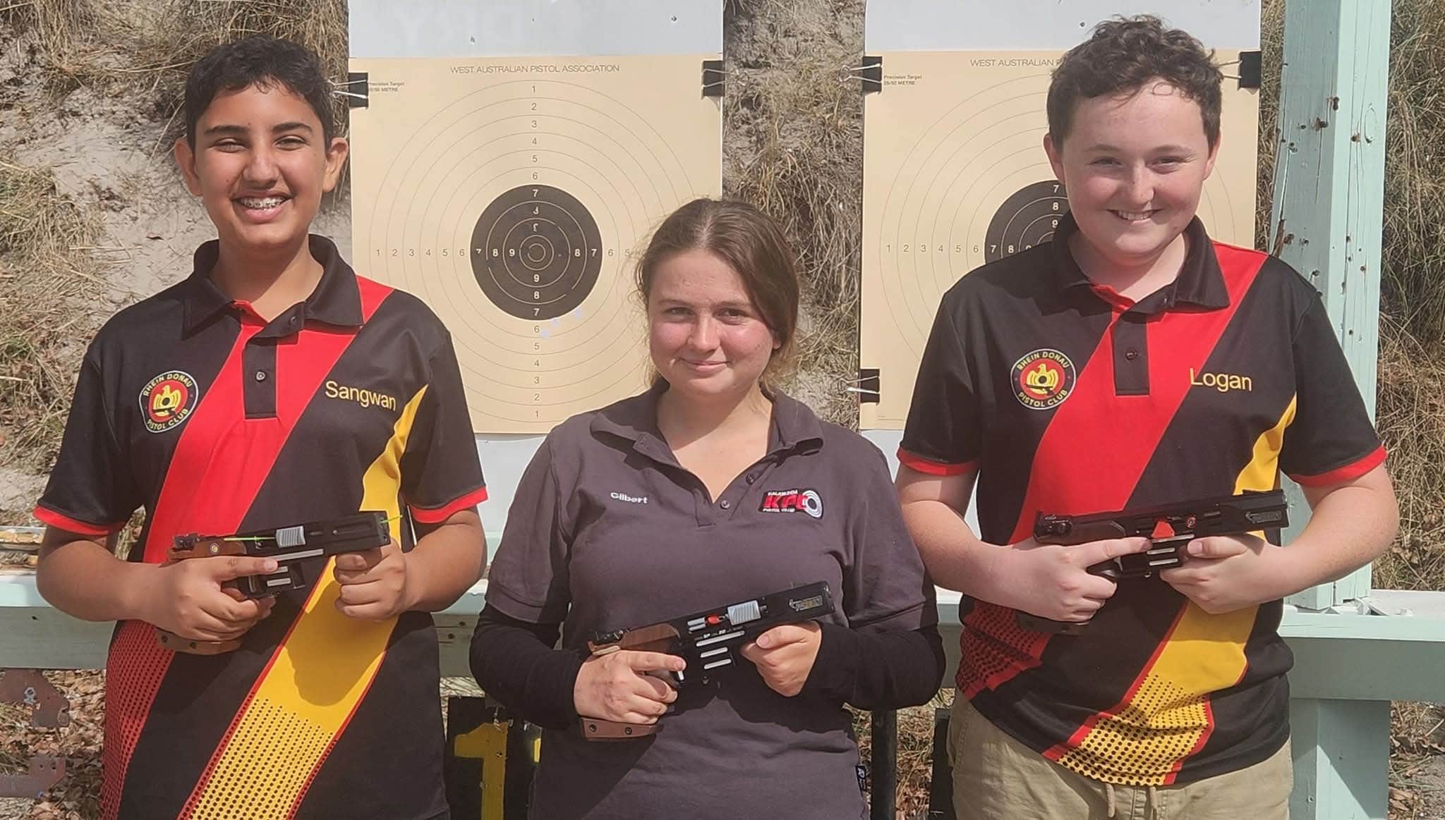 सामर्थ्य सांगवान आस्ट्रेलिया में आयोजित पिस्टल स्पर्धा के दौरान बाकी विजेता खिलाड़ियों के साथ।