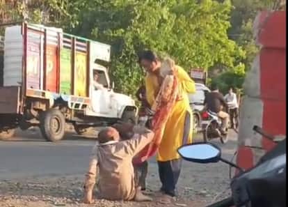 Sehore news:High-voltage drama at Karbala Bridge: Woman thrashes man, chaos halts traffic