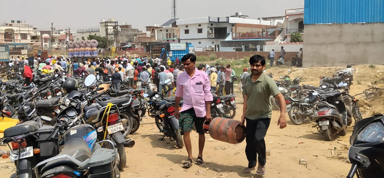 Three times the cylinder was distributed in Raja Saheb's house, long lines at all the warehouses
