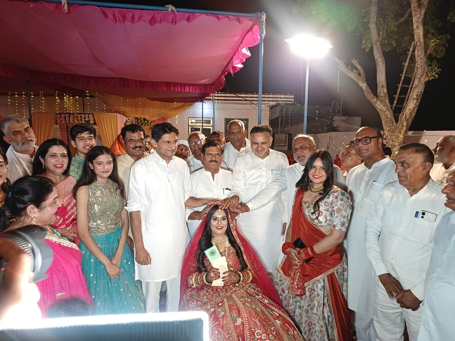 श्याम यादव की भतीजी को आशीर्वाद देते सांसद दीपेन्द्र सिंह हुड्डा। स्रोत : प्रवक्ता